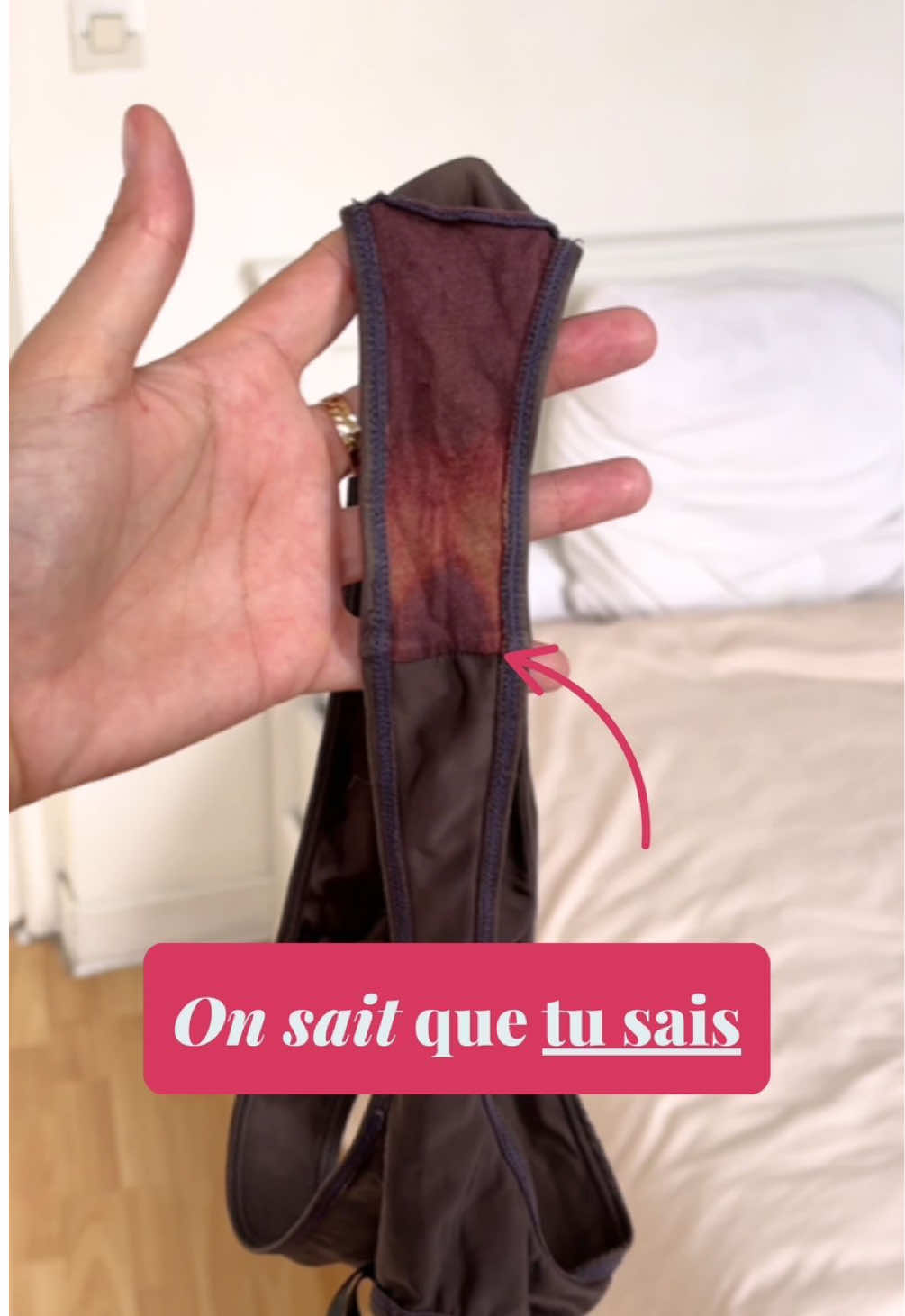 Tu t’es déjà demandé ce que c’était ces traces un peu orangées à l’intérieur de ta culotte ? T’as frotté, lavé, même changé de lessive… mais rien n’y fait. PS : c’est pas de la crasse, c’est ton corps. Et c’est 100% normal. Dis-moi que je suis pas la seule à avoir flippé la première fois ? 💭 #culottemenstruelle #regles #reglesdouloureuses #reglesabondantes #syndromeprémenstruel #spm #santéfeminine #protectionsmenstruelles #fluxmenstruel #cyclemenstruel #menstruations #période #louloucup #loulouaddict #culotteregles