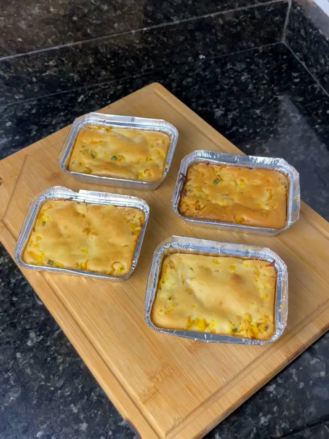 Torta na marmitinha de alumínio D12 da @wydaembalagens As marmitas de alumínio podem ir ao freezer e também ao micro-ondas (sem o uso da tampa). Embalagens de alumínio descartáveis do tipo retangular, com tampa de papel cartão. Garantem mais segurança, praticidade e facilidade para transportar seus alimentos. Servem para armazenar alimentos frios e quentes, conservando por um período ou para todas as suas necessidades de cozimento. Ideal para você fazer as suas receitas preferidas. Gostou? Garanta a sua através do link abaixo, no TikToK Shop! #tortadefrango #tortadefrangonamarmita #receitasaudavel #tortadefrangocremosa #reiembalagensonline #wydaembalagens