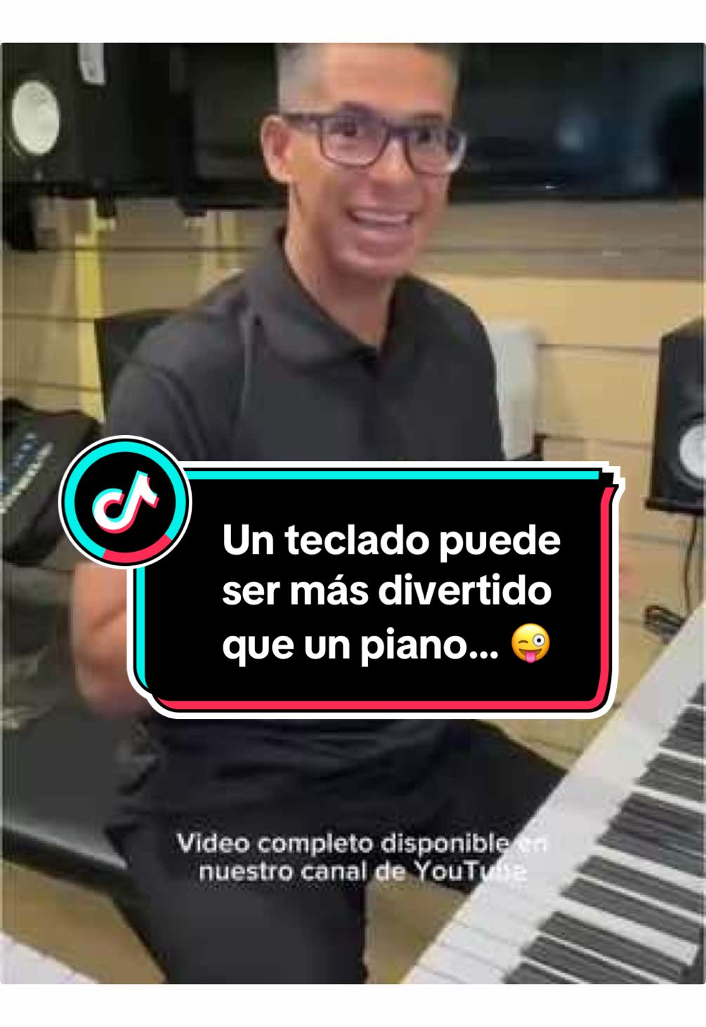 Quizás tengas un teclado en casa y pienses que es tan solo un instrumento para principiantes que sirve únicamente para hacer melodías y acordes… ERROR Me gustaría revelarte un pequeño gran secreto, y es que tu teclado tiene alojado en su memoria cientos de sonidos, ritmos y funciones y con él puedes llegar a sonar como todo un profesional. A diferencia del piano acústico que siempre sonará igual… los teclados electrónicos son mucho más versátiles por su naturaleza tecnológica que te permite lograr desde la sonoridad de una banda pop hasta una orquesta sinfónica, todo a disposición de tus manos.  Así que desempolva ya ese teclado electrónico y comienza a explorar sus infinitas posibilidades. Si te has estado preguntando cómo funciona un teclado musical es importante que sepas que este es un instrumento electrónico que genera sonidos mediante muestras digitales, o lo que sería lo mismo, sonidos pregrabados en la memoria del equipo.  Los teclados musicales electrónicos son perfectos para tocar géneros como pop, rock o música electrónica, aunque también puedes iniciarte en la música clásica en uno de ellos.  5️⃣características clave de los teclados electrónicos: ✅Pueden ser de 61, 76 u 88 teclas. ✅La mayoría tiene teclas ligeras y sensitivas, aunque algunos modelos de 88 teclas incluyen teclas semi-contrapesadas para simular la sensación del mecanismo de acción de martillo de un piano real. ✅ Incluyen ritmos automáticos, efectos de reverb, chorus y delay, entre otros, así como conexión MIDI. ✅ Tienen un peso reducido y son de diseño compacto. ✅ Su precio es más accesible.  ✅ Son ideales para músicos versátiles y principiantes.  Si quieres ver el video completo y conocer los modelos que probé así como otros recomendados para principiantes, comenta aquí TECLADOS para enviarte el enlace de la clase. Gracias a @cialfaro la tienda de instrumentos musicales #1 en #Panama, por su gentileza para la grabación de este video. Me siento en casa siempre que los visito 🫶 #pianista #piano #teclados #tecladomusical #yamaha #musiclifestyle #music #aprenderpiano #clasesdepiano #pianoencasa #panama #mexico #españa #eeuu