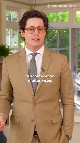 Tontura ao levantar rápido: é labirintite ou pressão baixa? Sente aquele apagão quando levanta da cama ou da cadeira? Pode até parecer labirintite, mas pode ser queda de pressão arterial, também conhecida como lipotímia (quase desmaio). A tontura tem várias causas possíveis — desde problemas no labirinto até alterações cardiovasculares. Se isso acontece com frequência ou de forma intensa, procure um médico. Pode ser sinal de algo mais sério! Agora você já sabe né? Deixa de ser tonto, e me segue para entender mais sobre saúde neurológica e causas de tontura. Saulo Nardy Nader | Neurologista | CRM:146114/48564 #TonturaAoLevantar #Labirintite #PressãoBaixa #Lipotímia #TonturaTemCausa #Desmaio #NeurologistaSP #QuaseDesmaio #Tontura