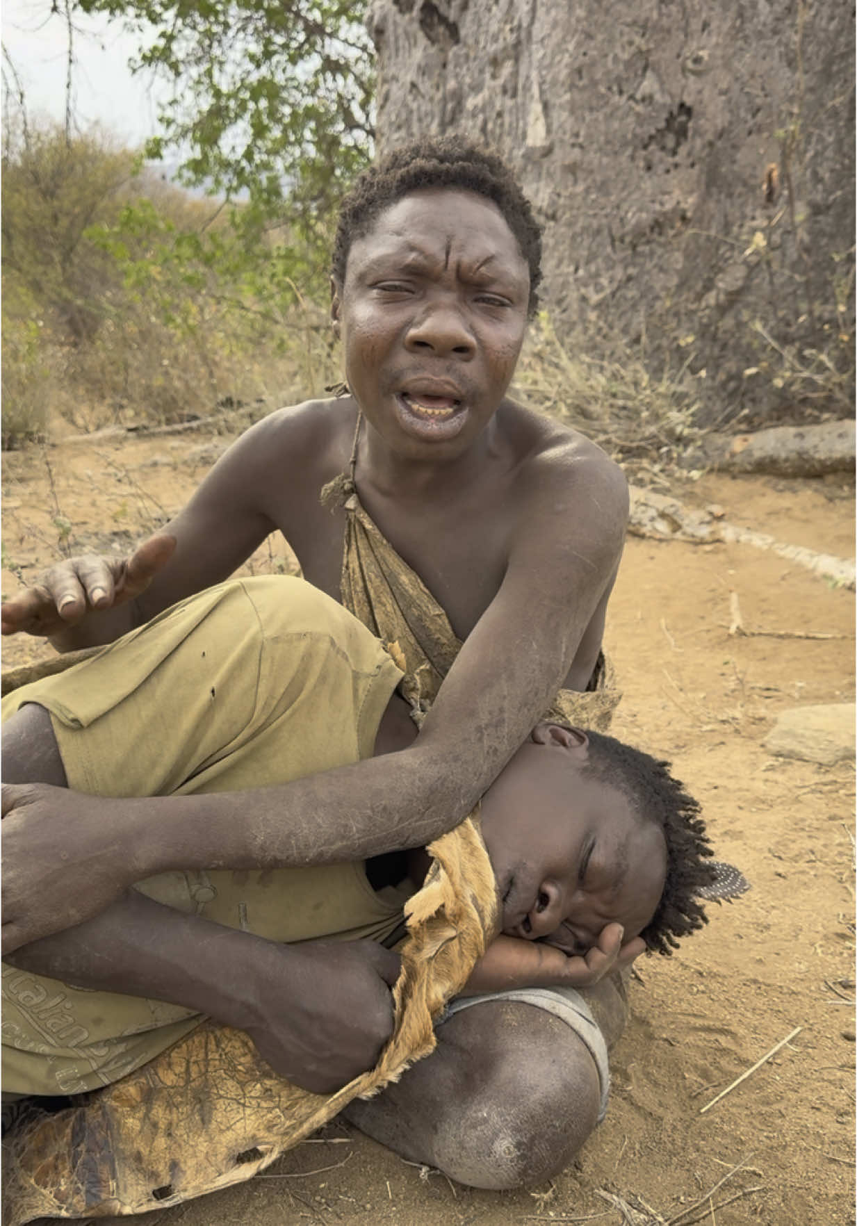 When Chaba sings, Dudukwee dreams... #hadzabetribe #hadzabe #dudukwe #africa 