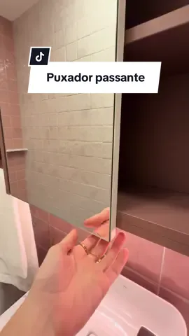 Já tinha ouvido falar desse puxador? Ele é super funcional e estético ✨✨ #puxador #armario #banheiro 