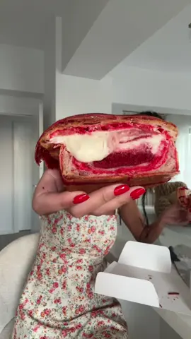 Aceasta nu este o reclamă! Este pasiunea mea pentru NewYork Rolls! 🤤🫠  După ce am căutat cea mai bună variantă în tot Bucureștiul, am găsit-o la @AngelineCakeBoutique !  Dar acum, pentru pasiunea mea , ei i-au dat altă formă dar cu unele chestiuțe în plus , care au creat un produs finit ireproșabil!!! 🤤 Rămâne în top 3 deserturi preferate! ❤️🫠