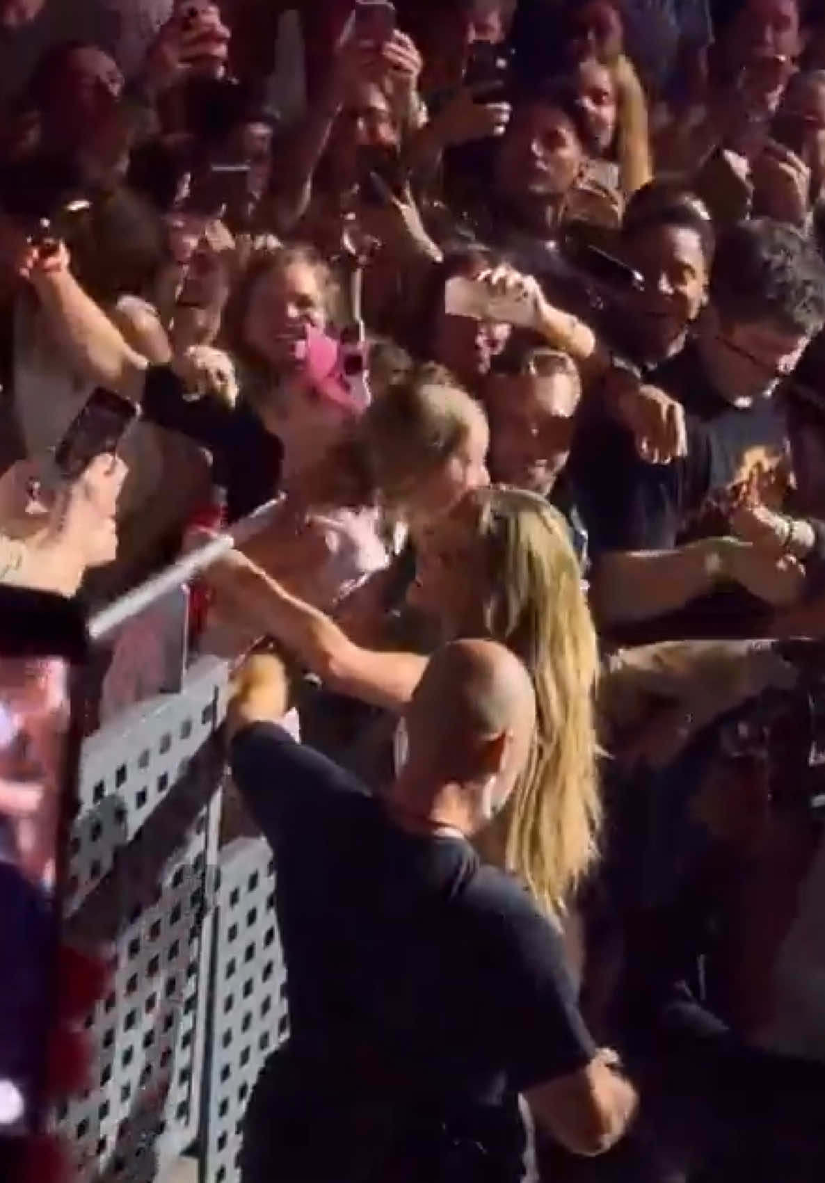 Love seeing all the JLovers at my shows!!! Gracias España 🫶#JLoLiveIn2025