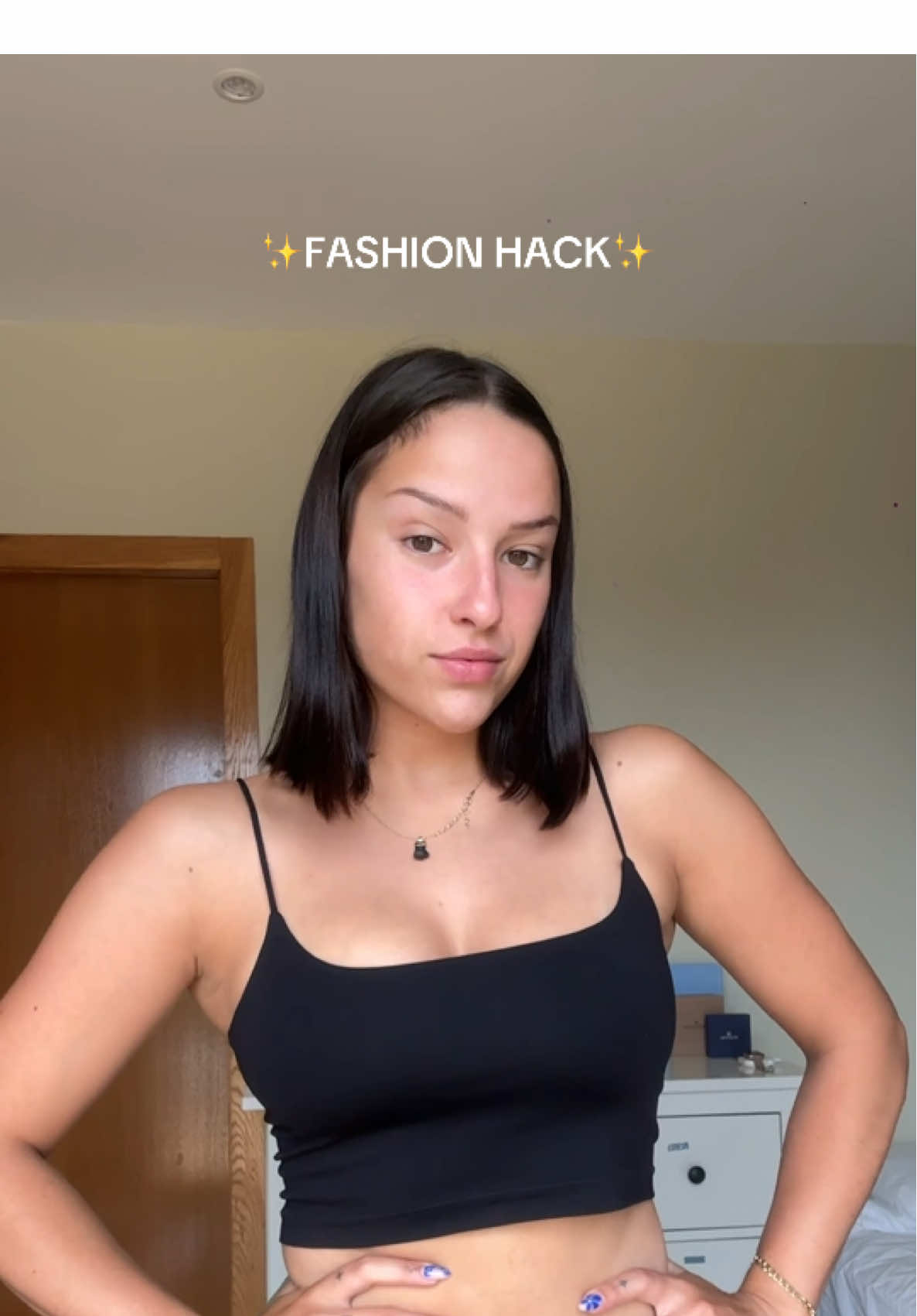 EASY HACK✨! Aquí os dejo un truco fácil y rápido para poneros vuestros tops de manera diferente y original con ayuda de una camiseta de tirantes. #fyp #viral #fashion #moda #fashionhacks #tips  #styletips 