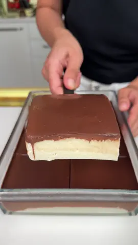 🍮 Çikolata Soslu Yalancı Tavuk Göğsü | Chocolate-Covered Faux Tavuk Göğsü (Turkish Milk Pudding) English ⬇️ Muhallebisi için: 	•	1 su bardağı un 	•	1 su bardağı toz şeker 	•	1 litre süt 	•	125 gram tereyağı Üzeri için: 	•	1 paket sıvı krema (200 ml veya 140 gr’lık küçük paket) 	•	140 gram bitter ya da sütlü çikolata ⸻ Tencereye tereyağını al, eritin. Üzerine unu ekleyip kokusu çıkana kadar kavur (rengi hafif değişebilir). Şekeri ekleyip karıştır. Ardından azar azar sütü dökerek topaklanmadan karıştır. Muhallebi kıvam alana kadar kısık ateşte sürekli karıştırarak pişir. Göz göz olup koyulaşınca altını kapat. Mikserle 3–5 dakika çırp (daha pürüzsüz ve sakız gibi olur). Karışımı su ile ıslattığın borcam veya servis tepsisine dök, soğumaya bırak. •Çikolata sosu için; Küçük bir tencereye kremayı koy, kaynamadan hemen önce altını kapat. İçine çikolatayı kırarak ekle, karıştırarak erimesini sağla. Soğuyan muhallebinin üzerine eşit şekilde dök. Oda sıcaklığına geldikten sonra buzdolabında en az 3–4 saat, tercihen 1 gece dinlendir. Ve hazır 🤌🏼 Afiyet olsun ⬇️ English  For the pudding: 	•	1 cup all-purpose flour 	•	1 cup granulated sugar 	•	1 liter milk 	•	125 grams butter For the chocolate topping: 	•	1 pack liquid cream (200 ml or small 140g pack) 	•	140 grams dark or milk chocolate Pudding: Place the butter in a saucepan and melt it. Add the flour and cook, stirring constantly, until it smells nutty and changes color slightly. Stir in the sugar. Gradually add the milk while whisking continuously to prevent lumps. Cook over low heat, stirring nonstop, until the mixture thickens. Once it bubbles and reaches a custard-like consistency, remove from heat. Whip with a mixer for 3–5 minutes to make it smoother and more elastic. Pour the mixture into a glass dish or tray that you’ve rinsed with water beforehand (this helps it release later). Let it cool. Chocolate Sauce: In a small saucepan, heat the cream — just until it’s about to boil — then turn off the heat. Add the chopped chocolate and stir until it melts completely. Pour the chocolate sauce evenly over the cooled pudding. Let it come to room temperature, then refrigerate for at least 3–4 hours, preferably overnight. Enjoy 🍫🍮 #busezeynep #pudding #tavukgöğsü #muhallebi 