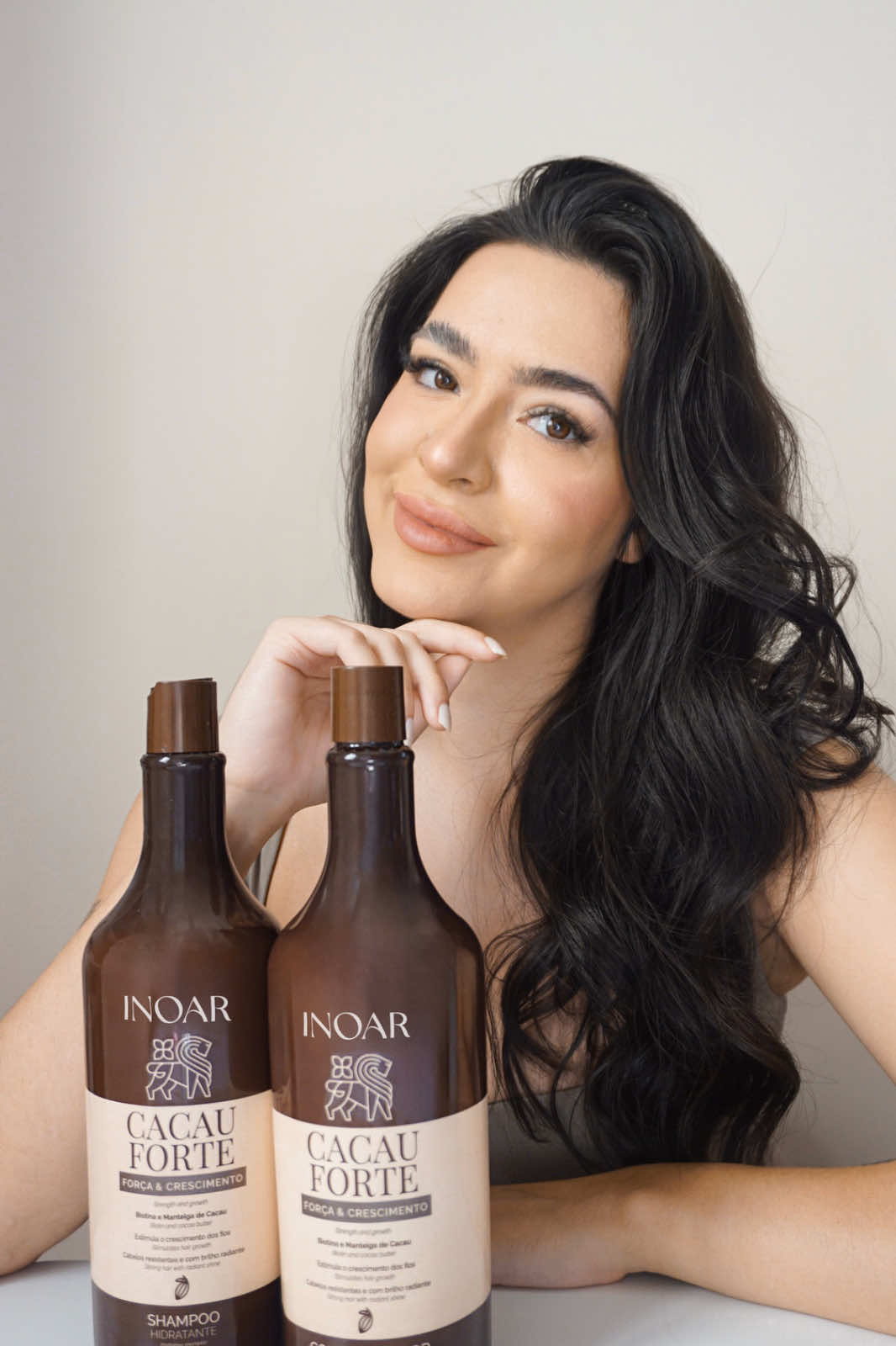 Um cabelo brilhante, sedoso e com um cheiro delicioso! A @anne.saavedra testou a nova linha Inoar Cacau Forte e o resultado foi simplesmente incrível. Tudo isso graças à fórmula poderosa com manteiga de cacau e biotina, que hidratam, fortalecem e deixam os fios mais resistentes do que nunca. Vem conhecer essa potência também! 🍫🍫 #cheirodechocolate #chocolate #cacau #cacauforte #rotinacapilar 