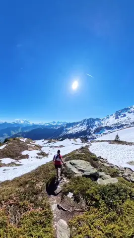 Escaping the summer heat in the heights of the mountains Athlete – @julia_.simon  #Running #run #runtok #salomon #trailrunning #mountains #athlete 