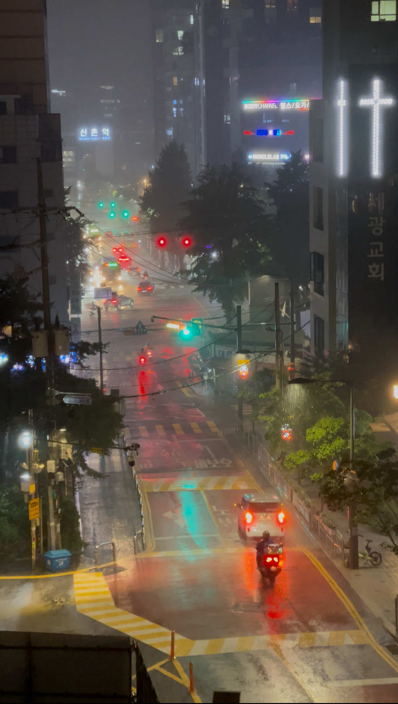 Rainy day in Seoul/ اكتبولي اماكن نمشيلهم، نصورهم 