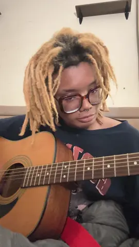 Re teaching myself guitar (with a lifted handed one when I’m not left handed) #guitar #guitartok #beginnerguitar 