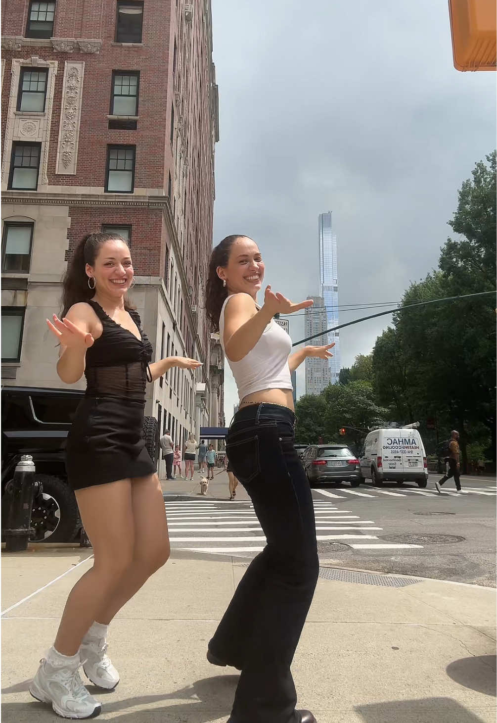 toca toca latinos #ineedyourlove #dancetrend #duo #friends #centralpark #baile #salsa 