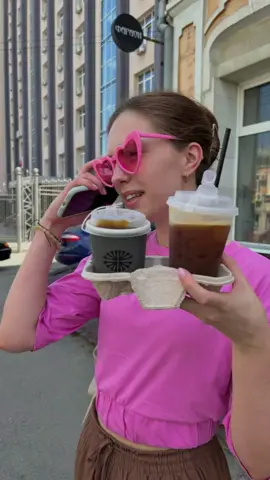 Лето уже в зените, а значит, что нам срочно надо пробовать классные варианты образов, пока позволяет температура (и погода.. ну, иногда и хоть где-то)😂 1️⃣ Не перестану хвалить льняные вещи, а тем более в такую жару. Благодаря комбинации «Шорты + шлепки а-ля «Биркеншток» + бандана» собирается образ, буквально граничащий между чем-то расслабленным городским и легким cottage core’ом. Все же, если хочется отдать предпочтение городской среде, то оформить эту комбинацию будет неплохо сумкой-багет. 2️⃣ Для более строгого и делового выхода верх блузы можно заменить топом без рукавов, не забывая про собранность в виде структурированной сумки. Но никто не запрещает подобрать эту самую сумку на тон поярче, сделав этакий акцент на детали 3️⃣ Tennis core потихоньку переживает свой пик, однако в повседневных образах в жизни они редко встречаются🤷‍♀️ Почему бы не воспользоваться случаем и не пройтись по городу в комбинации «юбка-баллон + футболка-поло»? Если что, то (для большей уверенности) под такую юбку можно надеть мини-шорты в тон самой юбки. 4️⃣ Восточные сказки до сих пор симпатизируют девушкам, поэтому брюки-алладины заполонили весь Instagram и Pinterest. Смотрится необычно и красиво, а если надеть их с шелковым топом и повязать нынче модный аксессуар в виде платка на поясе - можно стать главной героиней любого мероприятия. 5️⃣ Когда не хочется запариваться по поводу образа в целом, следует делать акценты именно на аксессуарах: они играют чуть ли не самую важную роль в составлении образа. Небольшой лайфхак: авоськи все еще не теряют актуальность и сейчас, так что надеваем ее на сумку-шоппер (для практичности, сама люблю так носить) и бегом по делам!👍