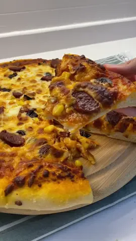 Pizza Tarifi😍😋🍕 Hamuru için; 1 sb ılık su  1 tatlı kaşığı tuz 1 yemek kaşığı sıvıyağ Yarım paket kuru maya 2.5-3 sb un Pizza sosu için; 1 yemek kaşığı domates salçası 2-3 yemek kaşığı Sıvıyağ  istediğiniz baharatlar Kıvam alması için çok az su Kaşar peyniri Mısır Zeytin Sucuk Dilediğiniz malzemelerle hazırlayabilirsiniz. Bu ölçülerle 1 adet büyük boy pizza hazırlayabilirsiniz. Dilediğiniz gibi malzemeleri arttırabilirsiniz. Yumuşak bir hamur yoğuralım ve 1-1.5 saat mayalanmaya bırakalım. Pizza hamurunu açıp kabarmaması için çatalla delikler açalım ve hazırladığımız pizza sosunu döküp üstüne malzemeleri ekleyelim. 180 derece ısınmış fırında kontrollü bir şekilde 25-30 dk pişirelim. Afiyet olsun.🌸💐 #pizza #pizzatime #pizzalover #pizzapizza #mutfak #kesfet #fyp #fyppppppppppppppppppppppp #