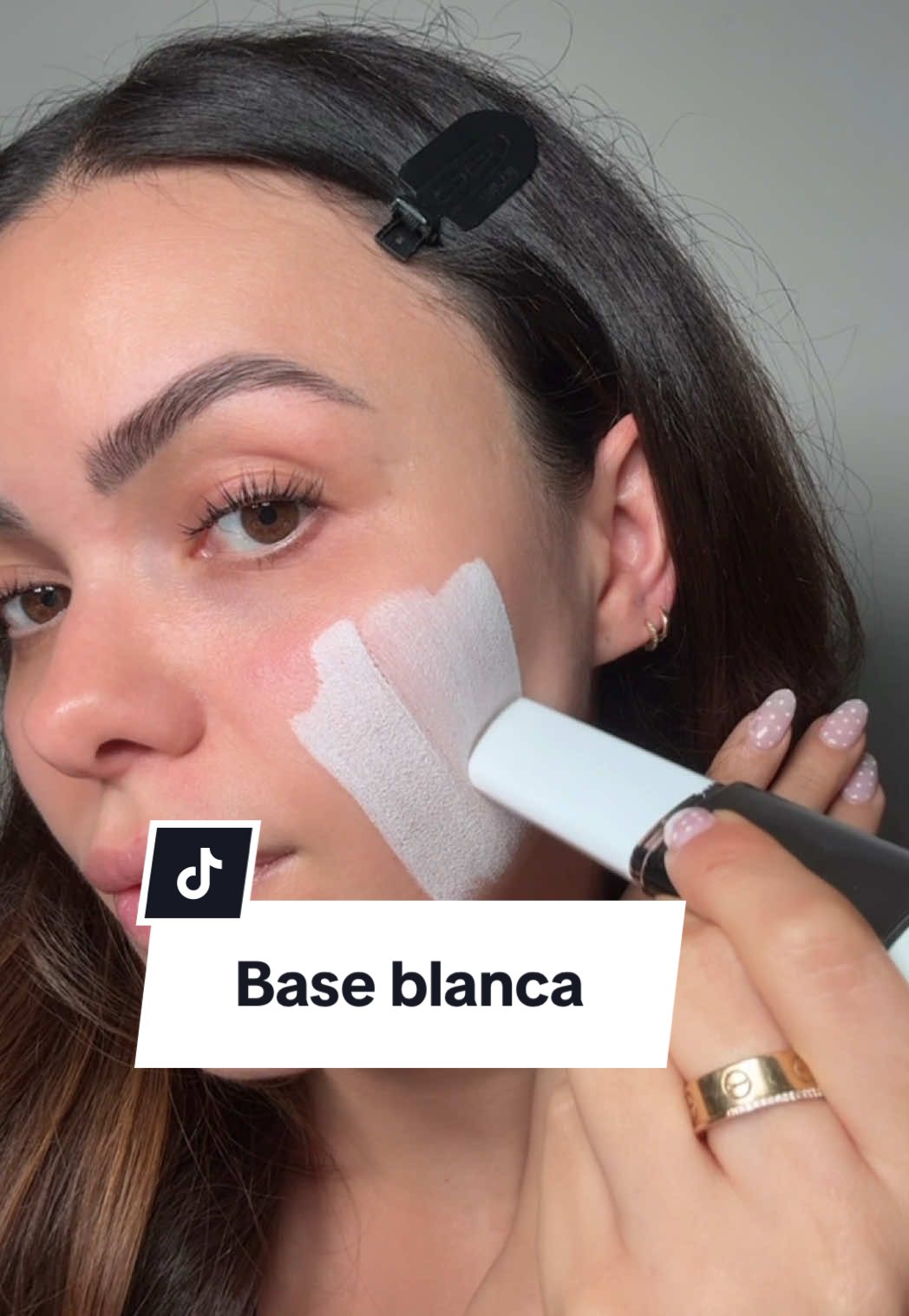 Que opinamossss :)??? La usarías? #whitefoundation #viralmakeup #maquillajeviral #baseblanca #stickfoundation #koreanmakeup #elroel 