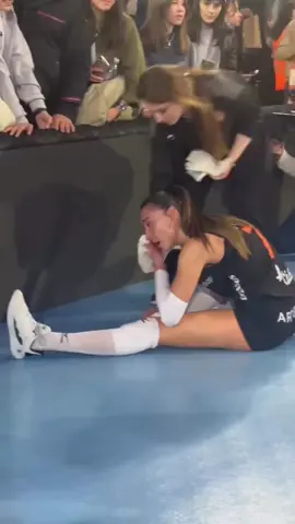 Ağlama ben ağlarım sen benim diğer yarım artık anla🥺♥️ . . . @Zehra Gunes @Hande Baladın  . . . . . #handebaladın #zehragunes #7 #18 #volleyballgirls #volleyball #edit #spor #kesfetbeniöneçıkart #volleyballplayer #fypppppppppppppp #volleyballlife #hanzeh #fileninsultanları #vakıfbank #eczacıbası 