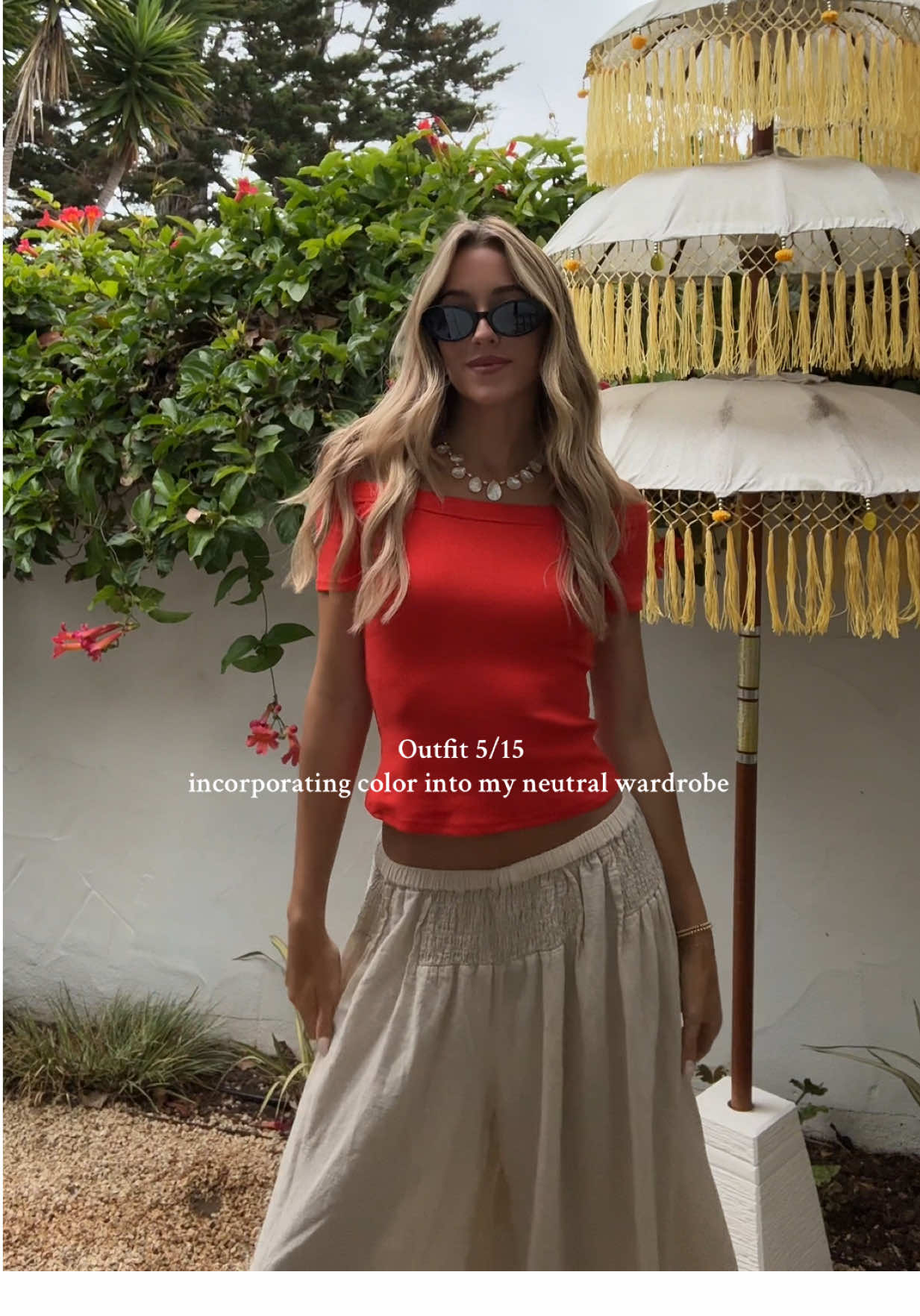 A bright coral is so perfect paired with a neutral pant😍 #OOTD #styling #outfitinspo #sezane #freepeople  @Sézane @Free People 