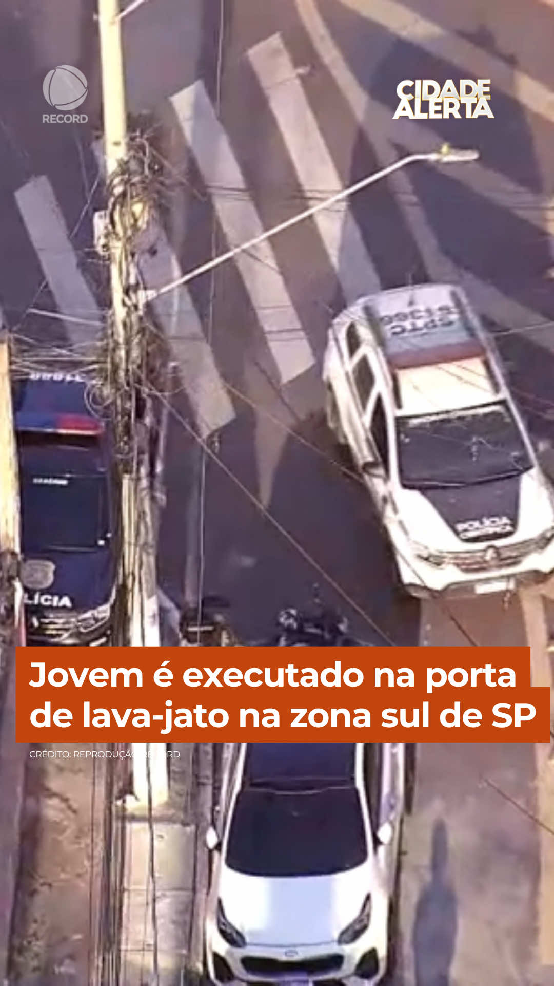 Um rapaz de 22 anos foi morto a tiros na frente do lava jato onde trabalhava, na zona sul de São Paulo. Segundo testemunhas, ele foi surpreendido por suspeitos que passaram de carro e atiraram. A vítima ainda tentou correr, mas caiu no meio da rua, já sem vida. O Samu foi acionado e confirmou a morte no local. A área foi isolada para o trabalho da perícia e da polícia, que agora tenta identificar os autores do crime. Ninguém foi preso. 👉 Continue acompanhando as informações do #CidadeAlerta em R7.com/cidadealerta