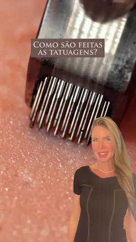 Você sabe como as tatuagens realmente funcionam?  ⚜️Ao contrário do que muita gente imagina, as tatuagens não ficam na camada mais superficial da pele, a epiderme, mas sim na derme, que está logo abaixo e é bem mais profunda. ⚜️Se o pigmento fosse depositado apenas na epiderme, ele desapareceria com o tempo, isso porque essa camada está em constante renovação e descama naturalmente. É justamente por isso que a tatuagem precisa atingir a derme: para ser duradoura. ⚜️E como isso acontece? Por meio de agulhas finíssimas, que perfuram a epiderme até alcançarem a derme. A cada aplicação, a tinta é liberada pelas agulhas, ficando “presa” nas camadas mais profundas da pele. (Sim, é por isso que dói 😅). ⚜️ Importante: se for fazer uma tatuagem, procure um estúdio que siga todas as normas da Anvisa e tenha cuidado com a procedência dos pigmentos utilizados, eles também precisam ter aprovação do órgão. E me conta: você tem tatuagem? Já pensou em fazer alguma? Créditos: tattooartistzero #tatuagens #dermatologista #dermatodicas #tattoo #saude #ink #curiosidade #react