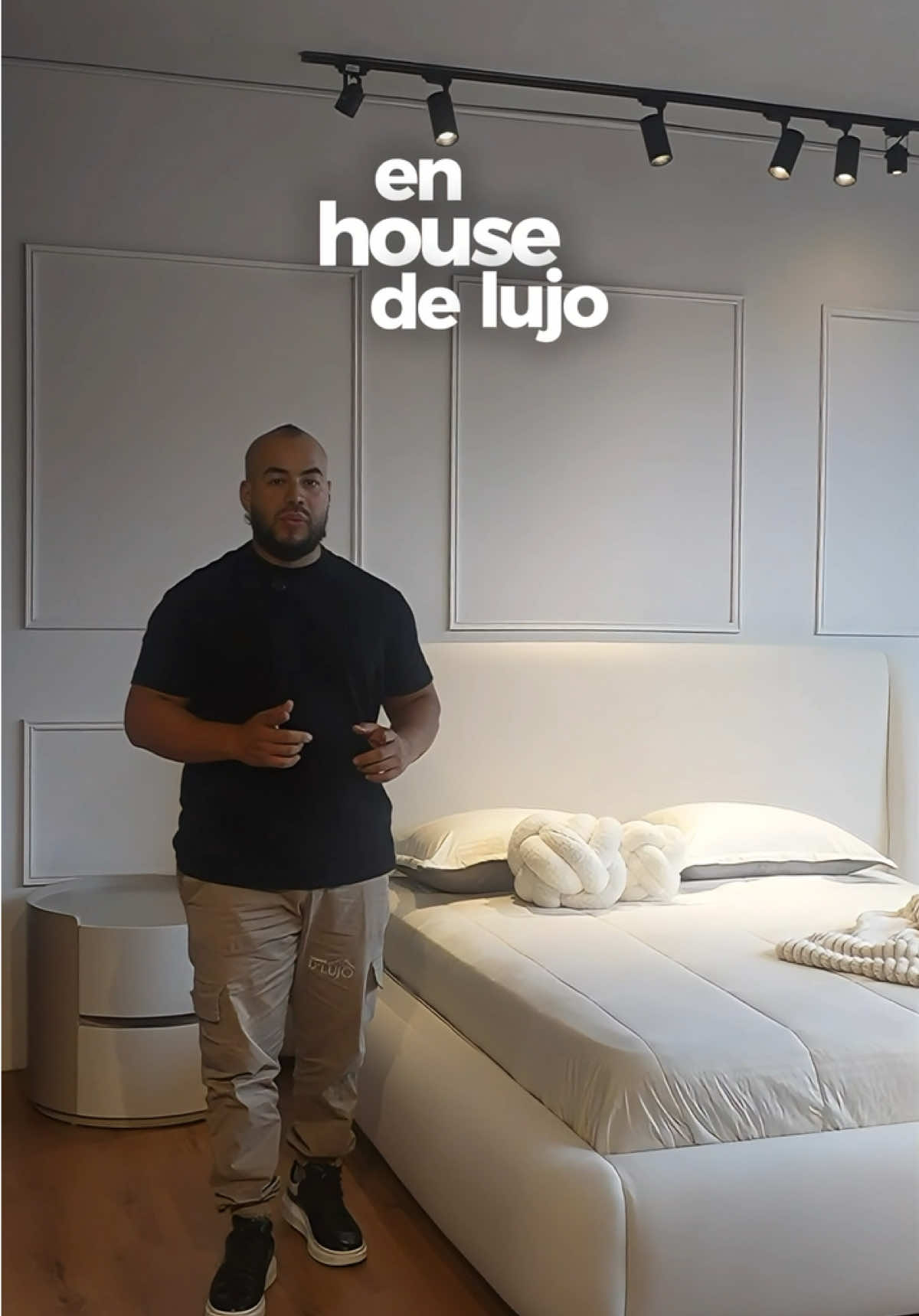 🛏️✨ Hay camas… y hay joyas para dormir. Estas son nuestras 3 camas más vendidas en House de Lujo, y no es casualidad. Cada una es un statement de comodidad, diseño y puro buen gusto. ¿Ya tienes la tuya? #cama #medellin #housedlujo 