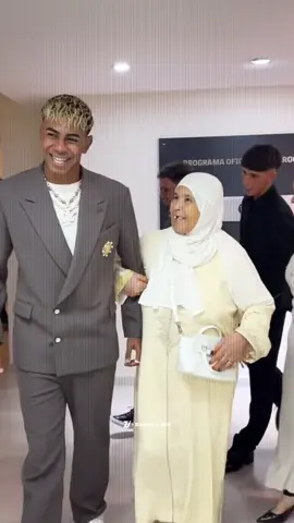 برفقة جدته التي دعمته منذ البداية.. لامين يامال يحضر حفل توقيع عقده الجديد مع برشلونة 💙👵⚽  لحظة مؤثرة ومليئة بالفخر! 🥹🔵🔴 #برشلونة #لامين_يامال 