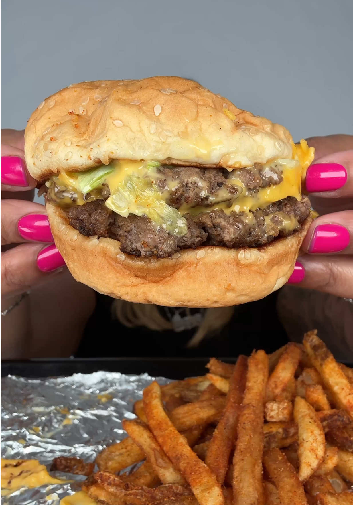 Five guys double cheeseburger with @Bloom Nutrition ❤️ #burger #bloompartner #mukbang #mukbangasmr #eating #Foodie #foodtiktok #foodcritic #eatingshow #hungrytiktok #creatorsearchinsights #fyp #fypシ #foryourpage #viral #trending 