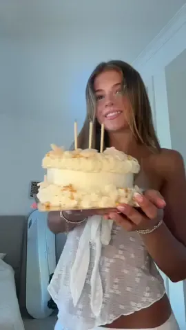 500K BEST FRIENDS I LOVE YOU ALL SO MUCHH! 💞💞 And thanks to my wonderful mum for always being my best supporter and making me this beautiful cake 💕#500k#ilyall#fyp#halfamillyonn