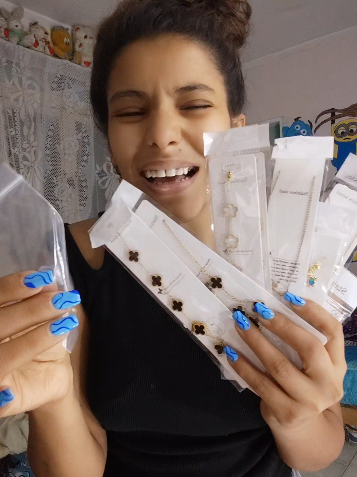 نسيت اقولكوا اهم حاجه ان دول استلس و مش بيغيؤوا لون و accessories shopping haul 😉  follow Instagram 😄