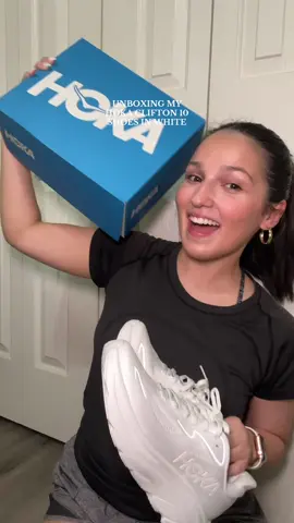 UNBOXING HOKA CLIFTON 10 SHOES🤭🤍 #hoka #hokashoes #hokaclifton10 #clifton10 #hokaclifton #hokas #shoeunboxing 