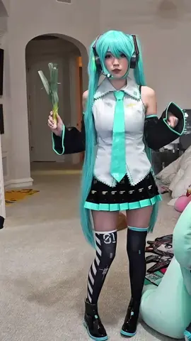 Emiru dancing in miku cosplay #streamer #fyp #emiru #emiruclips #miku #livestreamer 