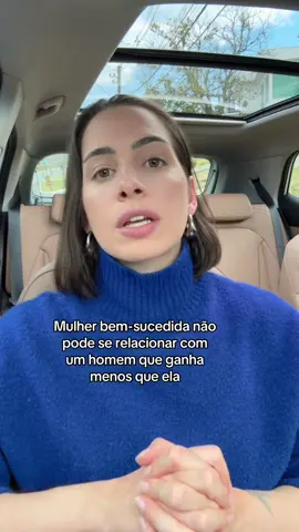 Uma mulher que construiu tudo sozinha não pode se dar ao luxo de carregar um homem que se sente intimidado pelo brilho dela. Ela precisa de parceria, não peso. ✨ Se ele não te acompanha no crescimento, ele vai te puxar pra trás. E isso tem um custo alto demais.