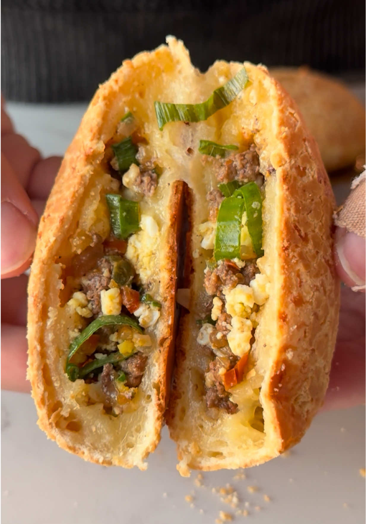 3 NIVELES DE CHIPA 🇵🇾🧀: desde una versión en licuadora, hasta una completa con relleno!  • Si hay algo que realmente me encanta es La Chipa. Ideal para meter en cualquier momento del día, con ese sabor a queso espectacular y la textura chiclosa inconfundible 👏🏻 • NIVEL 1: En Licuadora. Ideales para cuando no tenes muchas ganas de cocinar! 𝕀𝕟𝕘𝕣𝕖𝕕𝕚𝕖𝕟𝕥𝕖𝕤: •⁠  ⁠1 Taza de Leche 🥛 •⁠  ⁠2 Huevos 🥚 •⁠  ⁠1/4 Taza de Manteca Derretida 🧈  •⁠  ⁠1/4 Taza de Aceite (podes reemplazar la parte de manteca, por todo aceite)  •⁠  ⁠3 Tazas de Fécula de Mandioca •⁠  ⁠1 Puñado de Queso Rallado Fuerte 🧀  •⁠  ⁠1 Puñado de Queso en Hebras (alguno más blandito) 🧀  •⁠  ⁠1 cdita de Sal y 1 de Polvo de Hornear 🧂  • NIVEL 2: Los clásicos, infalibles.  𝕀𝕟𝕘𝕣𝕖𝕕𝕚𝕖𝕟𝕥𝕖𝕤: •⁠  ⁠500 gr fécula de mandioca •⁠  ⁠150 gr queso rallado 🧀 (yo usé parmesano) •⁠  ⁠150 gr queso gouda 🧀 (o el que les guste!) •⁠  ⁠Sal 🧂  •⁠  ⁠125 ml leche 🥛  •⁠  ⁠3 huevos 🥚  •⁠  ⁠125 gr manteca pomada 🧈  • NIVEL 3: Chipa So’o. Más que una merienda.  𝕀𝕟𝕘𝕣𝕖𝕕𝕚𝕖𝕟𝕥𝕖𝕤: Misma base que el chipa tradicional (en realidad lleva harina de maíz pero usamos la base de la chipa tradicional que ya estabamos haciendo para aprovechar) Relleno: •⁠  ⁠300gr carne picada •⁠  ⁠1 Cebolla de verdeo •⁠  ⁠2 huevos 🥚  •⁠  ⁠1 Morrón rojo  •⁠  ⁠Huevo Duro 🥚  • Uno más rico que el otro, imposible comer uno solo 😂 háganlos que, sin dudas, todos son un 10! 👍🏻 • #chipa #queso #paodequeijo 
