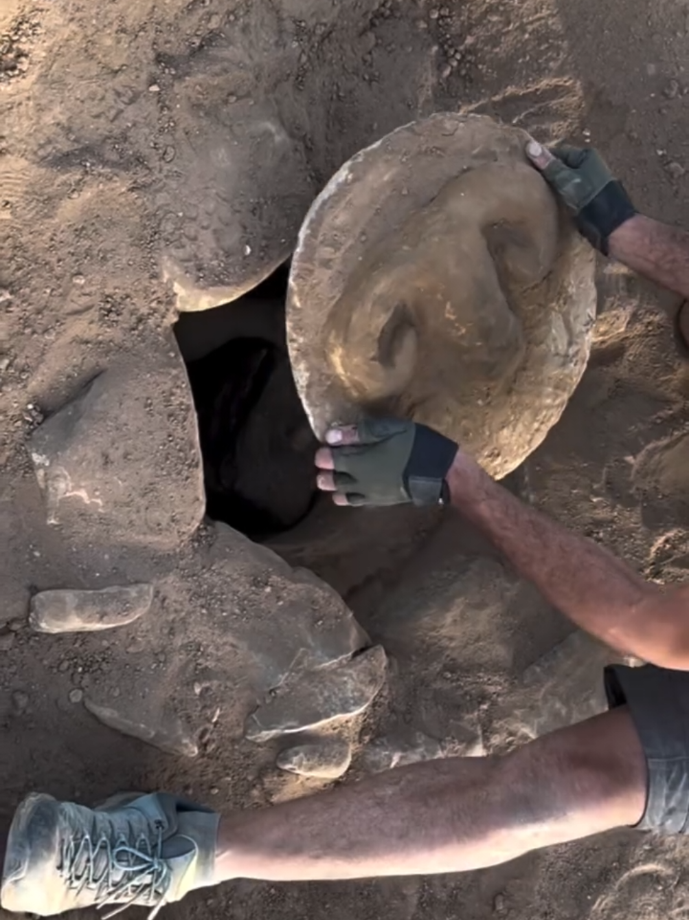 Strange treasure safe hunting while metal detecting #treasurefind #ancientmedal #metaldetectingvideo #realtreasurehunt #goldhunter #findinggold #usa #texas #houston #unitedstatesofamerica🇺🇸 #usa_tiktok #tiktokviral #unfreezemyacount #unfreezed_my_id_tiktok 