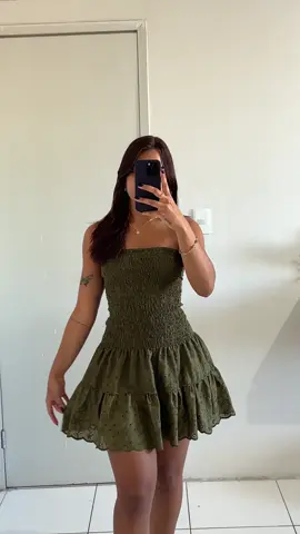 Medidas: Para o vestido:  Largura: medida da sua cintura + 80cm  Comprimento: coloquei 50cm de comprimento (é de sua preferência)  Medidas do babado:  Ao somar sua cintura + 70cm você vai pegar o resultado e acrescentar + 70cm para fazer o franzido do babado  Ex: minha cintura é 70, logo a soma de 70 + 70 é igual a 140.  Então a soma vai ser 140 + 70= 210 de largura  Comprimento do babado: 20cm Feito isso, é so seguir o tutorial do video.  #fy #costura #tutorial 