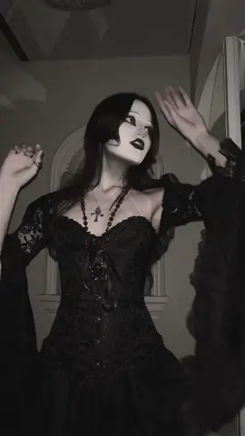 #goth #makeupgoth #gothgirl #gothicstyle #gothfyp #gothtok #gothic #romanticgoth #vampire #fyp #foryoupage 
