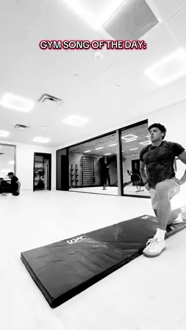 Day 2 - Quads and Shoulder Please drop some song recommendations 🙏 #health #Fitness #latin #spanish #music #legs #shoulders #workout #gym #goals #latino #salsa #colorado #nomedejes #laplaya #latinamerican 