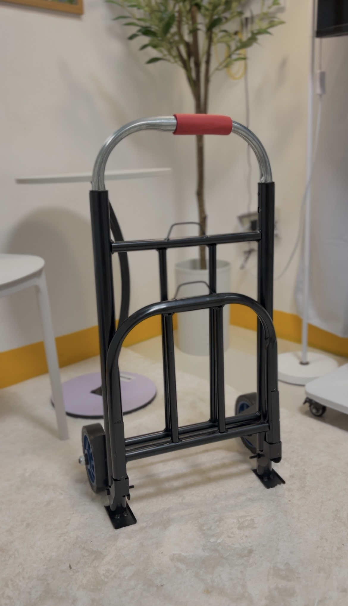 di na kayo mahihirapan magbuhay ng water gallon, big parcels, sack of rice etc. — thanks to this foldable trolley push cart #trolleycart #trolleypushcart #foldablecart #potablepushcart 