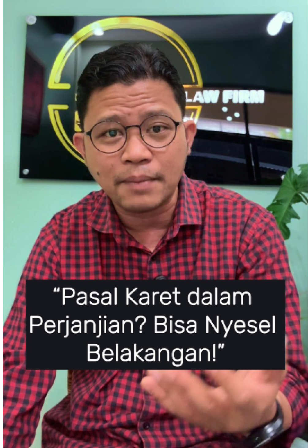 Pasal karet itu nyata.
 Kalimat kayak “pihak kedua wajib tunduk pada ketentuan pihak pertama” itu bisa jadi alat penindasan legal.
 Apalagi dalam kontrak sewa, utang, atau kerja sama bisnis.
 Hati-hati sama klausul sepihak yang bunyinya samar, gak jelas, tapi efeknya menghancurkan.
 Baca dulu. Tanya dulu. Baru tanda tangan.
 #PahamHukum #PasalKaret #HatiHatiKontrak #LegalTips #RNPustaka #KontenHukum#rnplawfirm