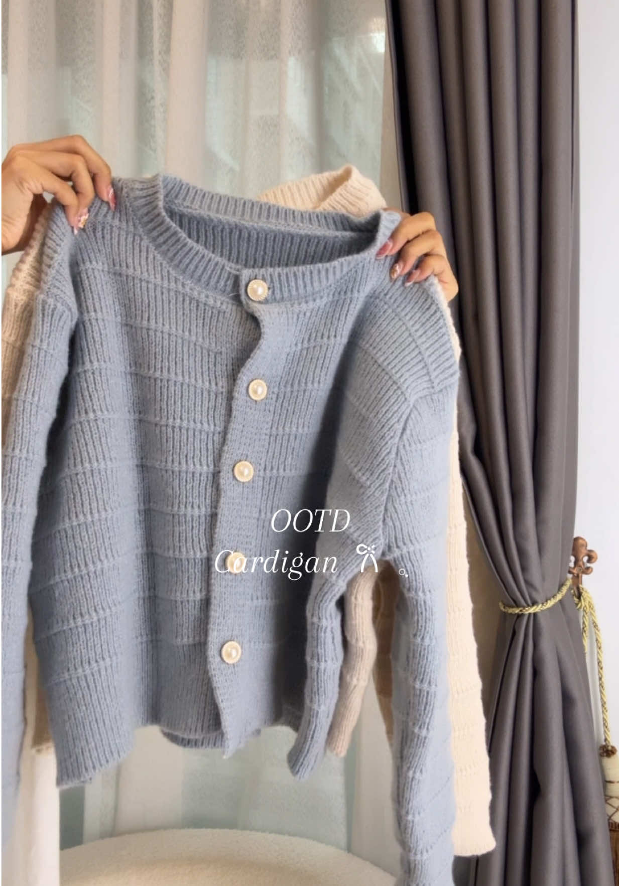 ป้ายยาเสื้อแขนยาวที่ผ้านุ่มมาก🤍🫶🏻👀📌สีเทากับสีครีมนะคะ#ฟีดดดシ #OOTD #คาดิแกนไหมพรม #แขนยาวไหมพรม #คาดิแกน #แต่งตัวไปคาเฟ่ 