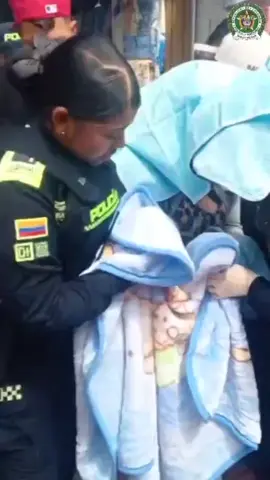 Cuando la vocación se transforma para recibir el regalo más preciado. En el pleno centro urbano más importante de #Colombia, dos patrulleras ante miles de miradas protagonizaron el milagro de la vida. En esta edición de #Historias, un 'Nacimiento entre sirenas'.