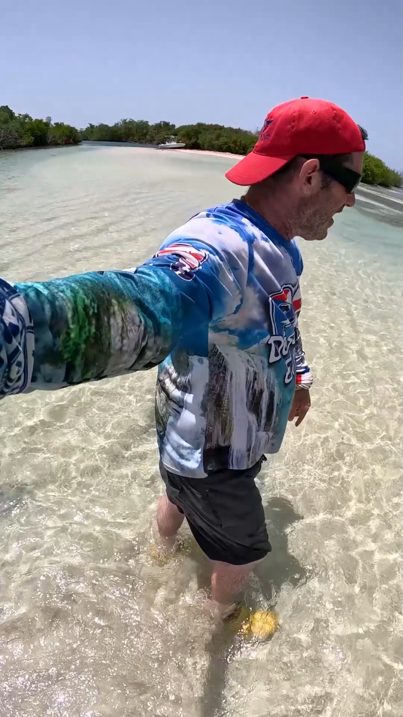 Increible 🚶‍♂️🌊 Parguera Pero en Peñuelas 🇵🇷 Cayo con Agua a los Tobillos 💙🌴 Playita Cristalina.. Sin Gente y un Blue Lagoon !! #puertorico #chinchorreo #boricua #playa #cayo #peñuelas #parguera #cristalina #beach #beachvibes #puertorican #traveltiktok 