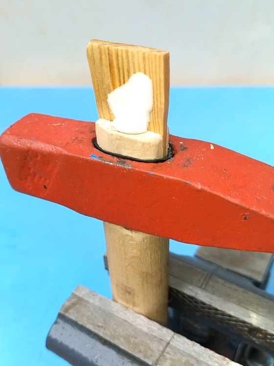 An Old Carpenter Showed a Trick on How to Make a Hammer Handle That Will Never Fall Off #DIY #woodworking #tips #tricks #skills #howtomake 