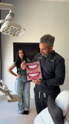 Book your next smile transformation 🦷 @Alondradessy #fyp #viral #porcelainveneers #veneers #andyoubetterlikeit #cosmeticdentist #smilemakeover 