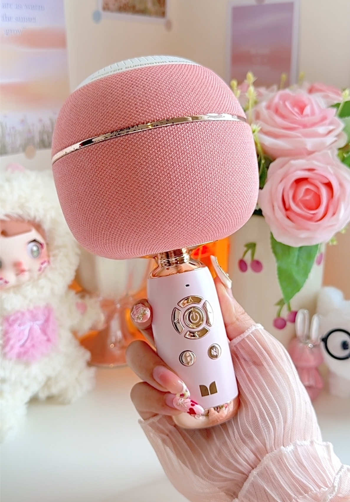 Mikrofon dan speaker yang cocok banget buat karaoke dirumah, suaranya jernih bgt dan batrainya super awet. Tinggal connect pakai bluetooth bisa untuk IOS, android, dan computer. Suaranya bisa diganti juga ada 3 mode suara dijamin anak anak pasti suka #mikrofon #mikrofonwireless #monsterm97 #monsterm97mikrofon #microphone #fyp 