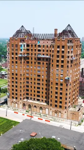 Work is finally underway at Lee Plaza — one of Detroit’s most iconic (and long-abandoned) high-rises. Originally opened in 1929 as a luxury residential hotel, it later became senior housing before closing in the ‘90s. Since then, it’s sat empty — a target for vandalism and decay, with even parts of its facade stolen over the years. Only to be visited by scrappers, urban explorers, and the peregrine falcon that attacked everyone… After years of delays and complex financing, renovation eventually began. The plan is to restore the building and bring back a mix of affordable senior housing and market-rate apartments. A major comeback for a building that’s been through a lot — and a big step forward for this stretch of West Grand.