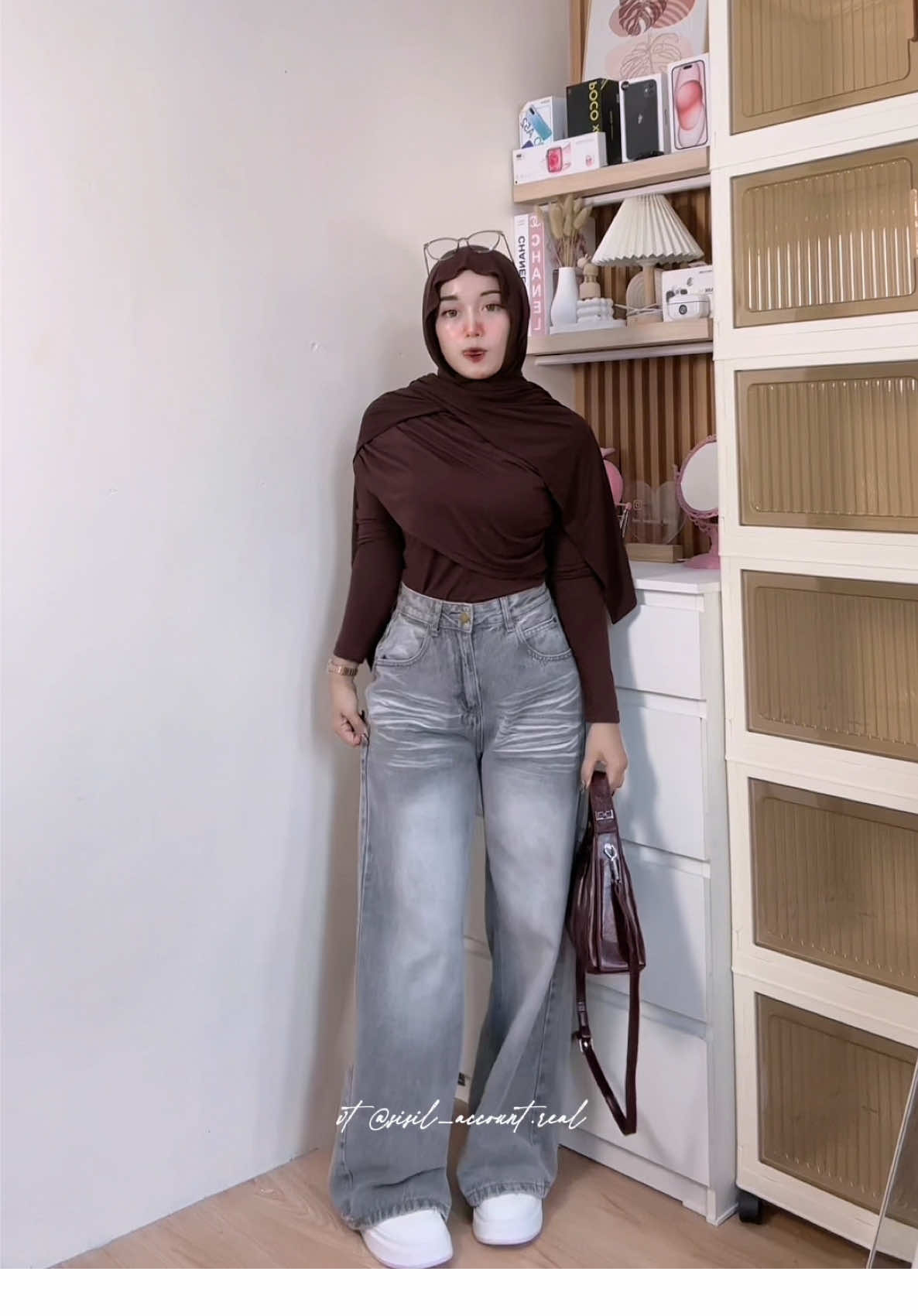 With brown outfit🤎 Loose jeans+peggy top 😍 || note bbtb 53kg/153cm #peggytop #atasanwanita #atasankekinian #loosejeans #jeanskekinian #jeansoutfit #ootdhijabstyle #pashminakaos 