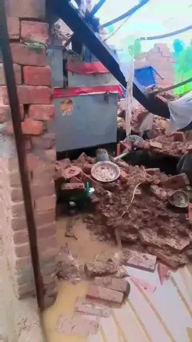 #fouryo Ek Hi Ghar Ke 5 Apradh Ek Kamre Mein Soye hue the raat ko Barish Aane Ki vajah se Kamra Gir Gaya Allah Pak ke Karam Se Sab ठीक-ठाक Bach Gaye