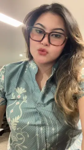 Ngantor hari ini pakai batix