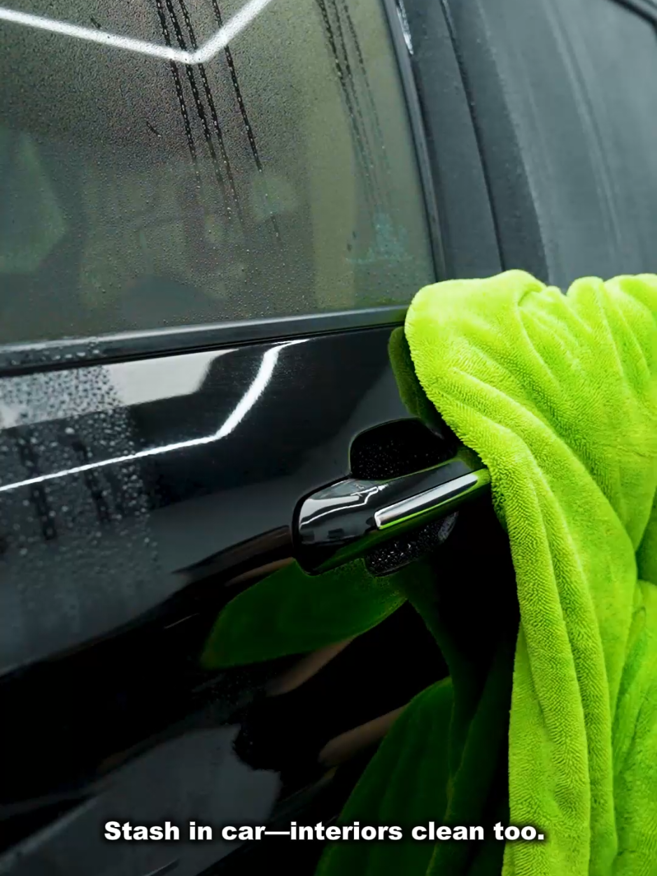 check out how this absorbent towel surprised us#carwash #carcare #fyp #microfiber #dryingtowel 