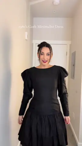 #vintagefashion #gothic #glam #blackdresses #style #styleinspo #OOTD #ootdinspo #80saesthetic #80sfashion 