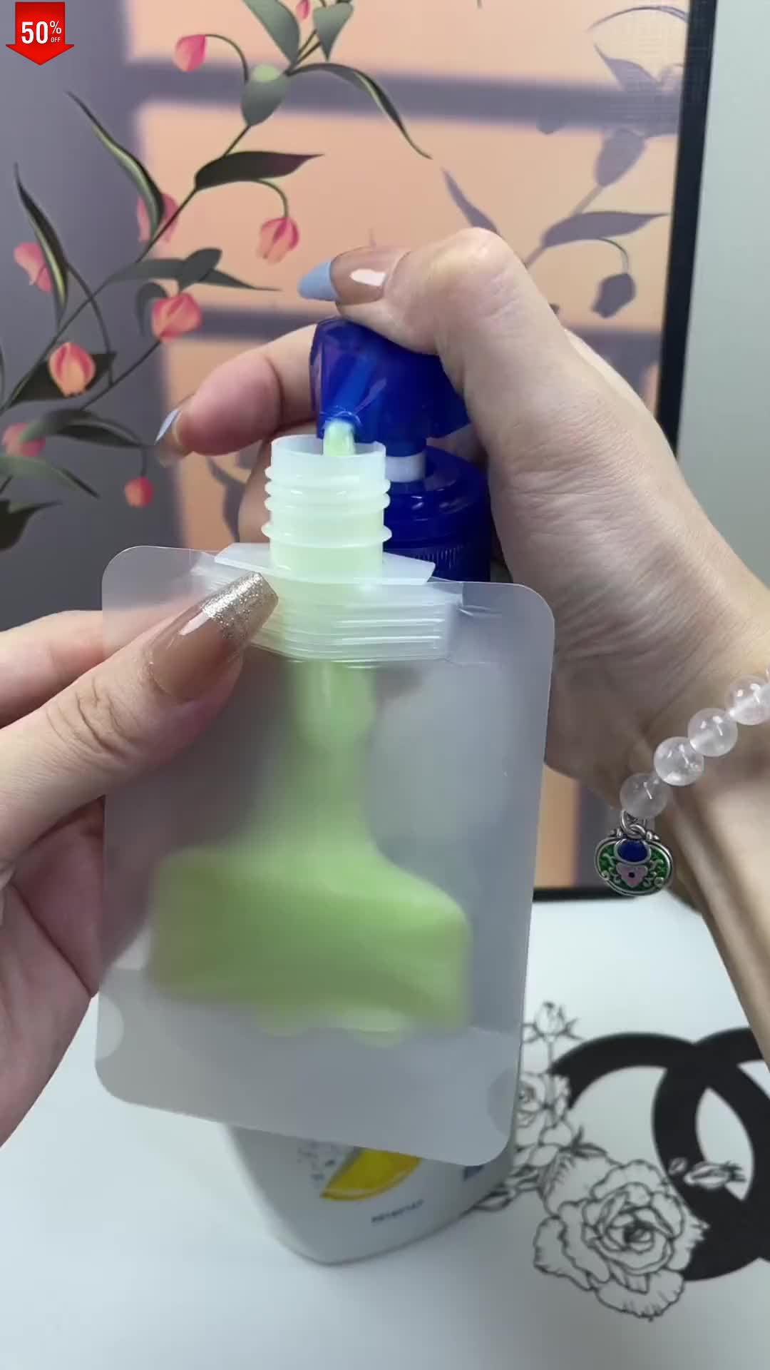Sering dinas atau liburan? Bawa saja kantong isi ulang ini, kecil, praktis, dan aman dipakai. 